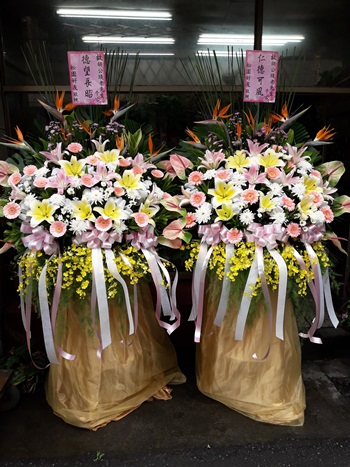 姑媽過世送花柱鹿港花店，