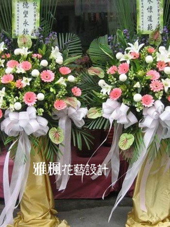 追思羅馬花柱送花服務0935768477雅楓花店彰化市立殯儀館鮮花花柱